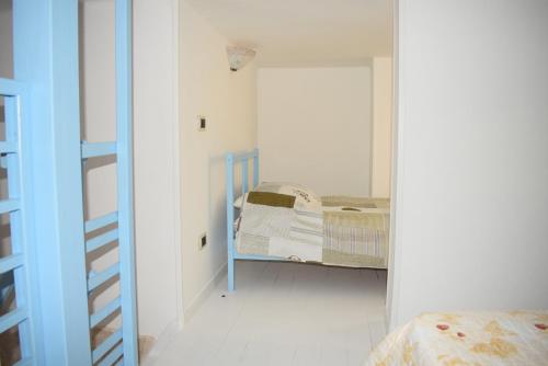 - une chambre blanche avec un lit dans l'établissement Chicca marina, à Torre Canne