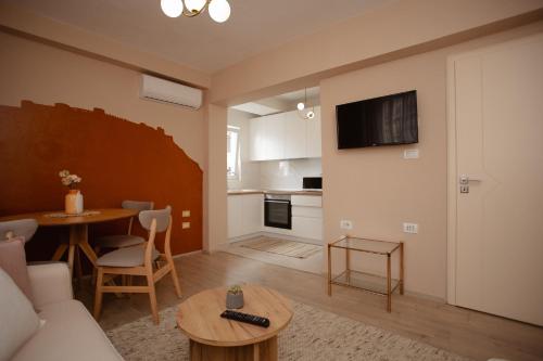 een woonkamer met een bank en een tafel bij Erik's Place in Shkodër