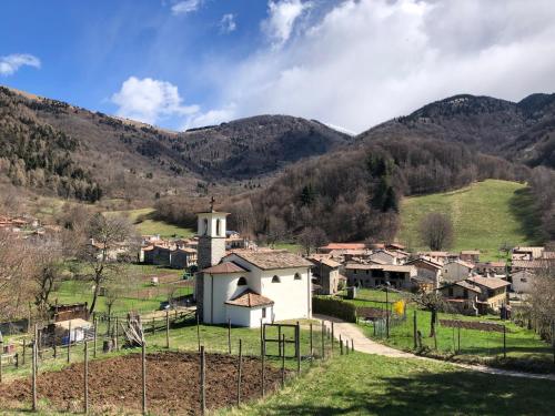 a small village in the mountains with a church at CASA ANGELA Stayerat a SEGUSINO Valdobbiadene in Segusino