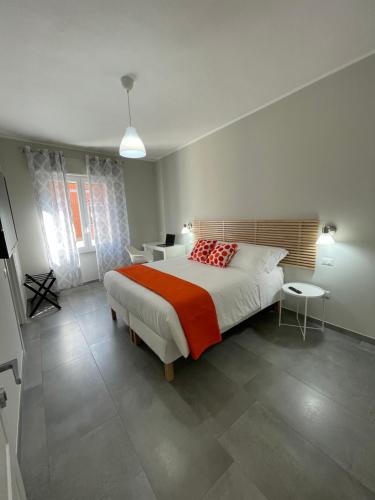 um quarto com uma cama grande e uma secretária em ViaRiva Rooms em Cagliari