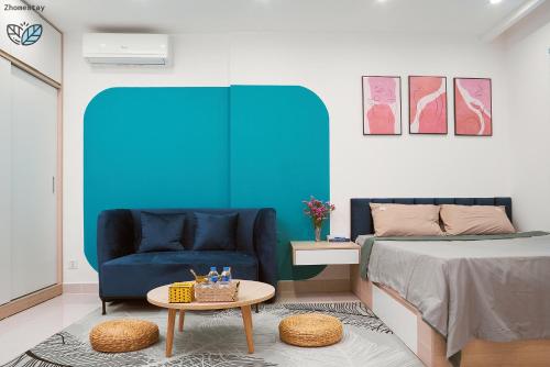 une chambre avec un lit et une chaise bleue dans l'établissement Vinhomes Smartcity-Căn hộ dich vụ -Zhomestay, à Thượng Thôn