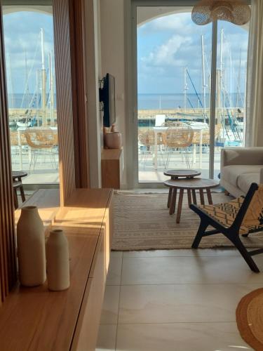 พื้นที่นั่งเล่นของ Latchi Marina View