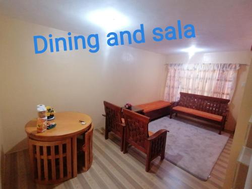 Χώρος καθιστικού στο Triple JS Home Deca Clark Residences