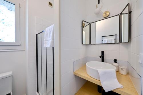 Ett badrum på Clemence Green, Villa Hostal Naou Hossegor- wifi - sauna - salle de sport - netflix