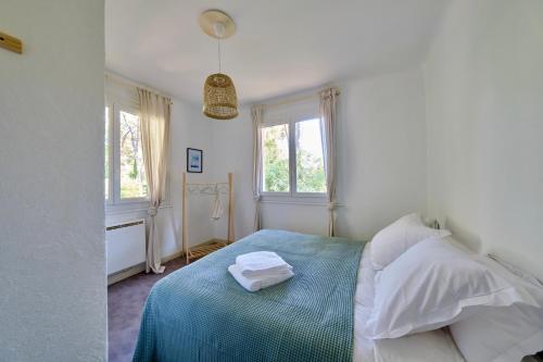 Säng eller sängar i ett rum på Clemence Green, Villa Hostal Naou Hossegor- wifi - sauna - salle de sport - netflix