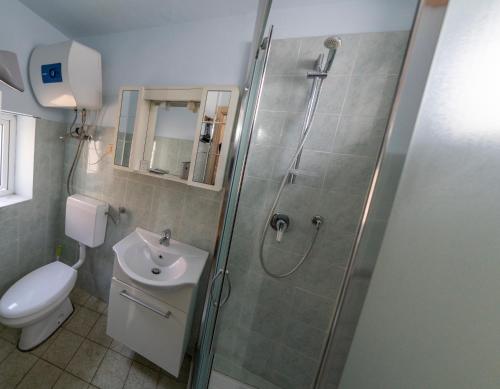 ein Badezimmer mit Dusche, Toilette und Waschbecken in der Unterkunft Terrazza cielo e mare in Imperia