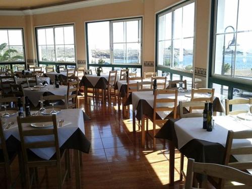 Reštaurácia alebo iné gastronomické zariadenie v ubytovaní Habitación matrimonial en un bajo baño compartido Areas compartidas