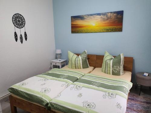 1 dormitorio con 1 cama con una foto en la pared en Großzügige Fewo in Wittenberge -DaLaRi en Wittenberge