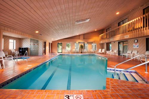 uma grande piscina num grande quarto com em Ramada by Wyndham Wisconsin Dells em Wisconsin Dells