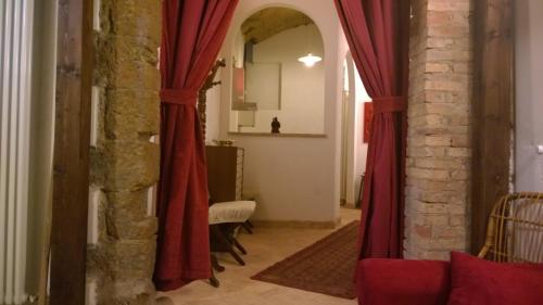 a hallway with red curtains in a living room at Appartamento La Loggia in Orvieto