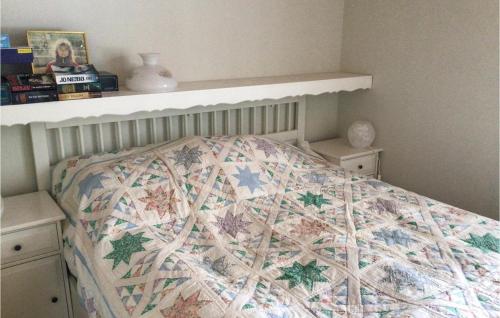 Ein Bett oder Betten in einem Zimmer der Unterkunft Gorgeous Home In Herräng With Kitchen