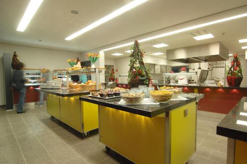 a kitchen with christmas decorations on a counter in a kitchen at Jugendherberge Düsseldorf in Düsseldorf