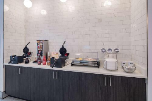 ローズモントにあるLa Quinta by Wyndham Chicago O'Hare Airportのキッチン(カウンター、電化製品付)