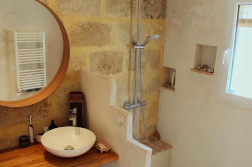y baño con lavabo y ducha con espejo. en Artistic Loft, Downtown Montpellier, WIFI en Montpellier