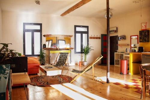 un salon avec un canapé et une table dans l'établissement Artistic Loft, Downtown Montpellier, WIFI, à Montpellier
