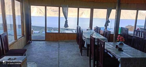 Naturlandskabet i nærheden af campingpladsen