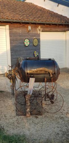 un viejo tanque de gas sentado fuera de una casa en Camping La Petite Houmée, en Curzay-sur-Vonne