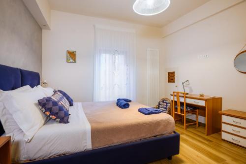 1 dormitorio con cama y escritorio. en Lady Camollia Apartment, en Siena