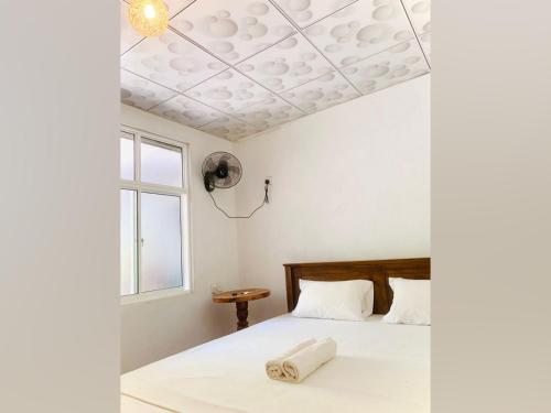 um quarto com uma cama e uma janela em Vinu’s Place em Matara
