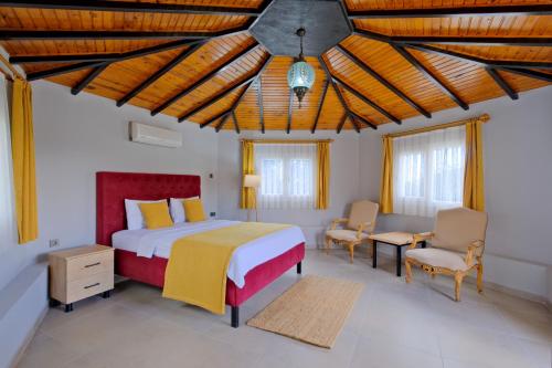 - une chambre avec un lit, une table et des chaises dans l'établissement Gold Lion Hotel, à Ölüdeniz