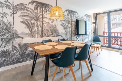 une salle à manger avec une table et des chaises dans l'établissement AC Tourisme Le Touquet - Appartements avec piscine et tennis, à Le Touquet-Paris-Plage
