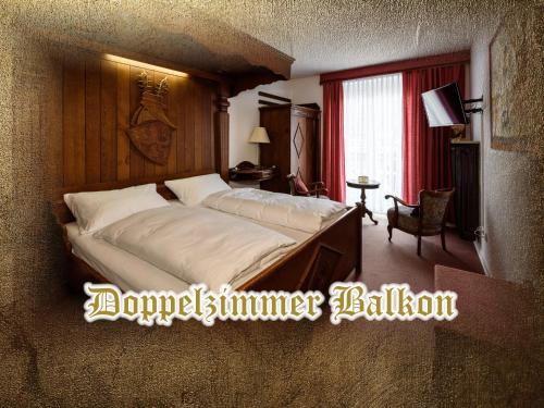 コッヘムにあるBurg-Hotel & Hostel Cochemのベッドルーム1室(大型ベッド1台、木製ヘッドボード付)