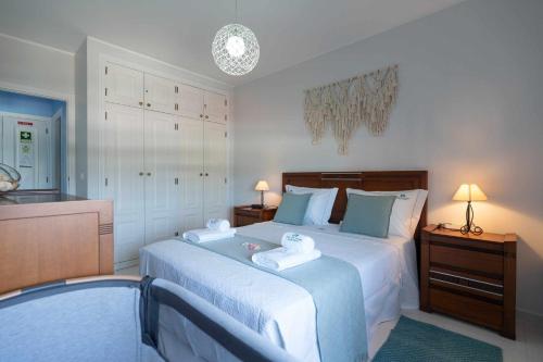 una camera da letto con un letto con asciugamani sopra di Feel The Ocean Apartment - Praia do Cabedelo - Viana do Castelo - Front Beach a Viana do Castelo