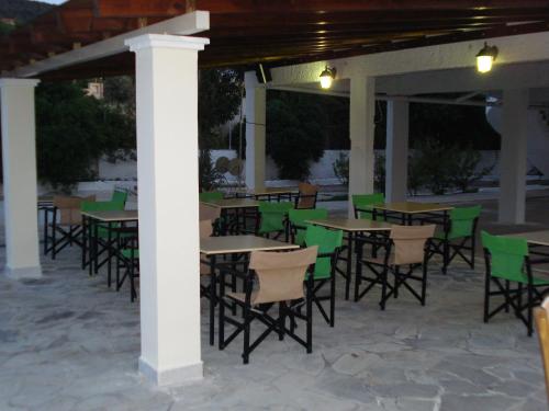 un gruppo di tavoli e sedie su un patio di GOLDEN BEACH a Souvala