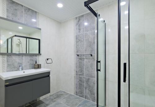La salle de bains est pourvue d'une douche et d'un lavabo. dans l'établissement Gold Lion Hotel, à Ölüdeniz