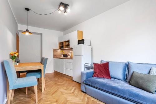 POPULAR LOCATION / STREET VIEW / 4 PPL / NETFLIX