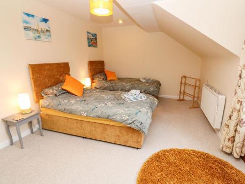 een slaapkamer met 2 bedden op een zolder bij Flat 6 in Falmouth