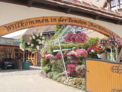 a flower shop with a sign that reads wickedomon in der pensionemarkerate at Pension Am Buhnenkopf in Tangermünde