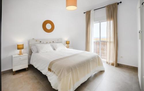 um quarto branco com uma cama grande e uma janela em 4 Bedroom Awesome Home In Almodvar Del Ro em Almodóvar del Río