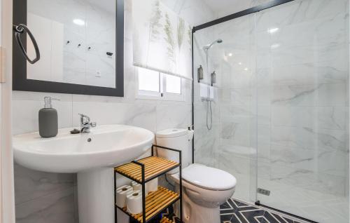 uma casa de banho com um lavatório, um WC e um chuveiro em 4 Bedroom Awesome Home In Almodvar Del Ro em Almodóvar del Río