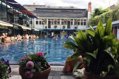 - une piscine avec des personnes dans l'établissement Lido's View, à Bristol