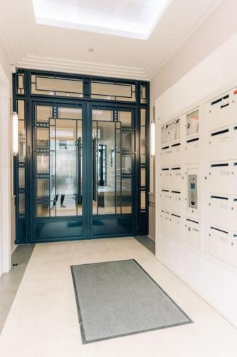 une chambre avec une grande porte en verre dans un bâtiment dans l'établissement Appartement moderne - Disneyland & Val d'Europe, à Chessy