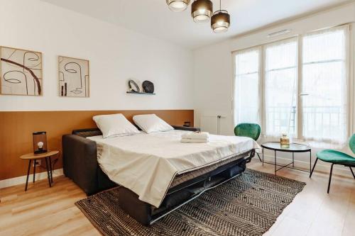 a bedroom with a large bed in a room at Appartement moderne - Disneyland & Val d'Europe in Chessy