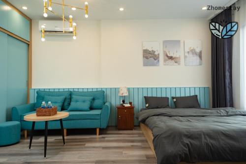 - une chambre avec un canapé bleu, un lit et une table dans l'établissement Vinhomes Smartcity-Căn hộ dich vụ -Zhomestay, à Thượng Thôn