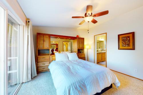- une chambre avec un lit et un ventilateur de plafond dans l'établissement Hood Canal Historic Hideaway, à Union