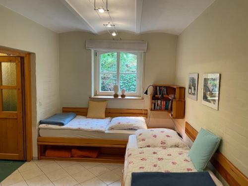 1 Schlafzimmer mit 2 Betten und einem Fenster in der Unterkunft Villa Schulenburg in Putbus auf Rügen in Putbus