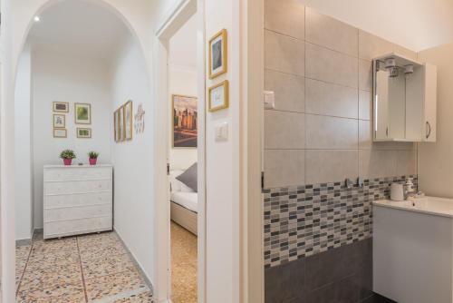 La salle de bains est pourvue d'un lavabo et de toilettes. dans l'établissement Cinecittà Gem Flat with Veranda, à Rome