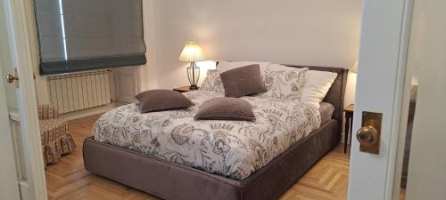 una cama con almohadas en una habitación en Center Gold Apartment en Budapest