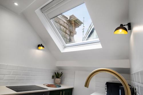 eine Küche mit einem Dachfenster und einem Waschbecken in der Unterkunft Princes Wharf, Stylish 2 Bed City Centre Apartment in Newcastle upon Tyne