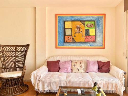Posezení v ubytování Apartamento frente al mar con piscina