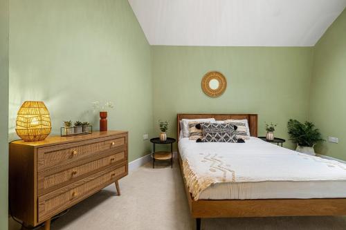 ein Schlafzimmer mit einem großen Bett und einer Kommode in der Unterkunft Princes Wharf, Stylish 2 Bed City Centre Apartment in Newcastle upon Tyne