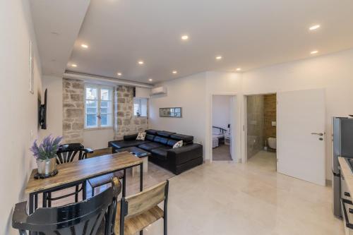 Spacious seafront apartments Karlo