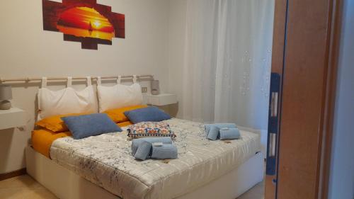 una camera da letto con un letto con cuscini blu di Mahatma Residence lake View a Lazise