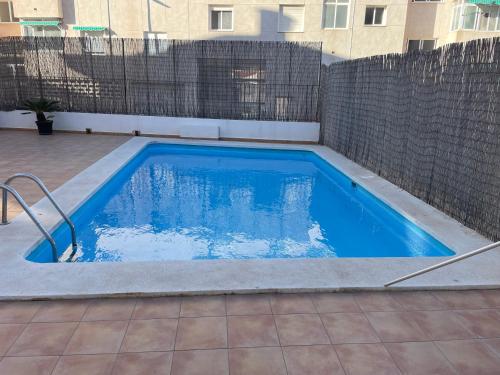 uma piscina num quintal com uma cerca em DUPLEX ALTEA PUEBLO em Altea