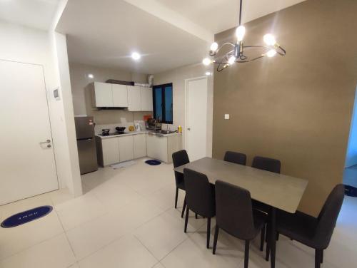 - une cuisine et une salle à manger avec une table et des chaises dans l'établissement EzyGo Homestay Kuching - P'Residence, à Kuching
