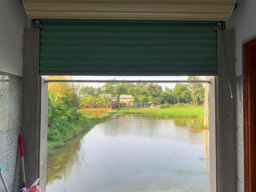 的住宿－Nhà nghỉ Bình An，透过窗户可欣赏到河流美景